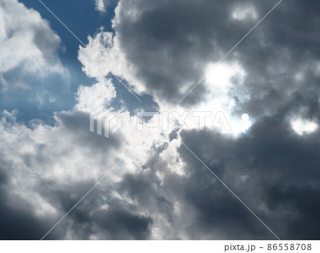 雲と雲の向こうの太陽の光の写真素材 [86558708] - PIXTA