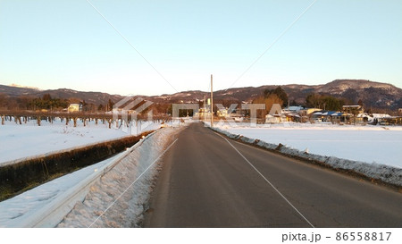 福島市庭坂　雪と道路 86558817