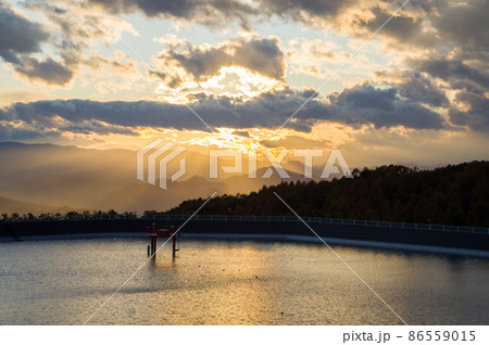 夕暮れの貯水池 夕暮れの貯水池 86559015