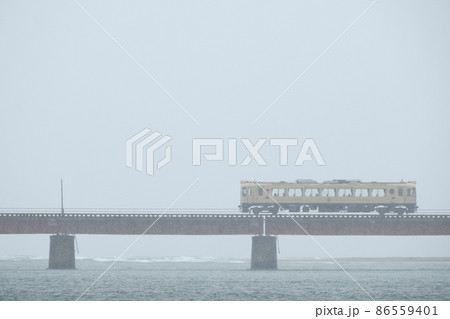 雪の中、鉄橋を渡る列車 雪の中、鉄橋を渡る列車 86559401