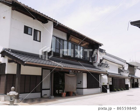 広島県三次市　本通りの古い建物 86559840