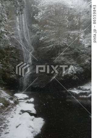 雪降る琴滝 86559843