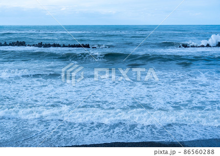 冬の日本海 石川県小松市 安宅海岸 冬の日本海 石川県小松市 安宅海岸 86560288