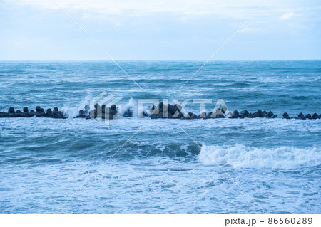 冬の日本海　石川県小松市　安宅海岸 86560289