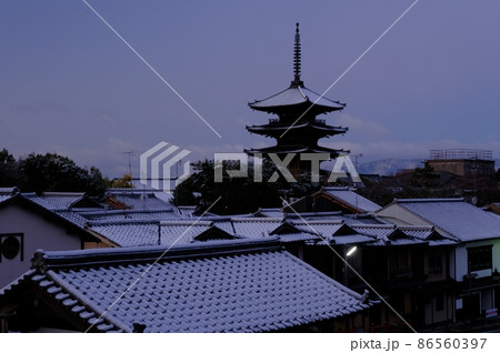 雪が降る八坂の塔の朝 86560397