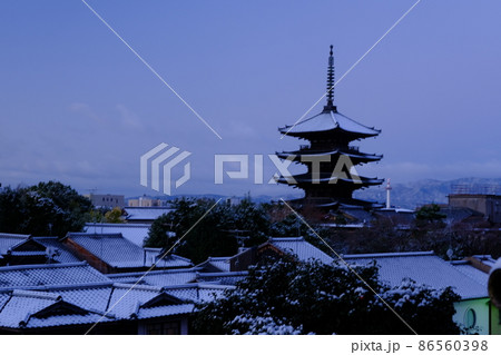 雪が降る八坂の塔の朝 86560398