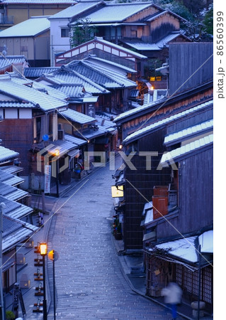 京都東山の雪降る朝 86560399