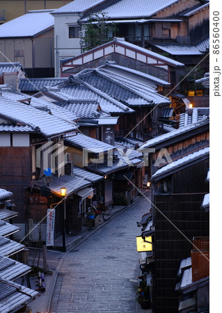 京都東山の雪降る朝 86560400