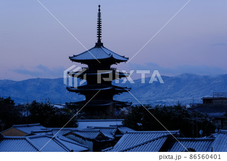 雪が降る八坂の塔の朝 86560401