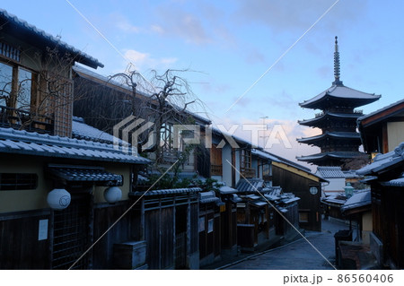 雪が降る八坂の塔の朝 86560406