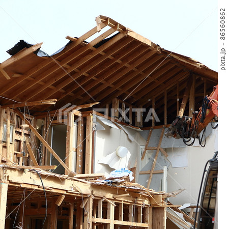 解体工事　現場　取り壊し　更地　不動産　住宅　建替　解体　工事現場　重機　建築　工事　はつり　こぼち 86560862