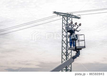 repair of high voltage power line on the pole 86560943