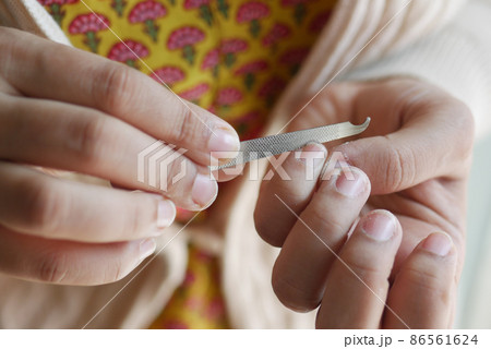 young women hand cutting finger nail  86561624
