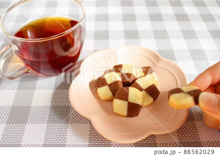 おやつにクッキーと紅茶をいただく おやつにクッキーと紅茶をいただく 86562029