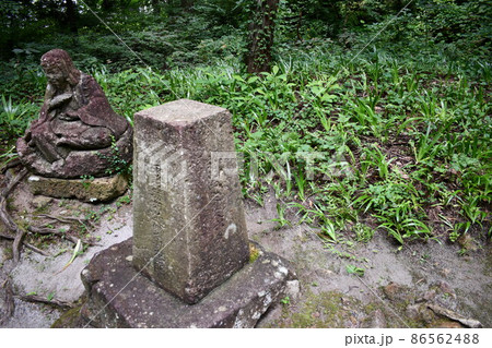 亀岡文殊の参道の脇にある史跡の数々 亀岡文殊の参道の脇にある史跡の数々 86562488