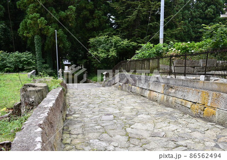 綺麗な石畳が続く入り口の門に続く亀岡文殊の参道 86562494