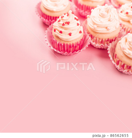 Valentine day love cupcakes 86562655