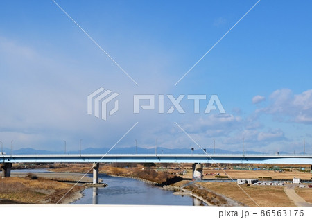 冬の多摩川河川敷 東京 冬の多摩川河川敷 東京 86563176