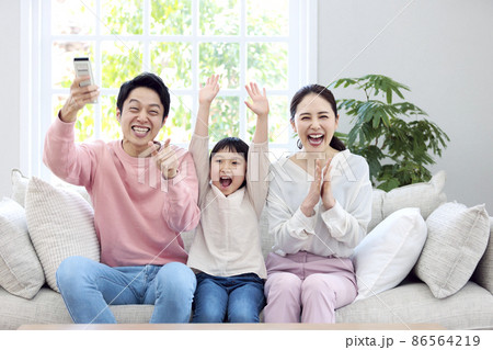 スポーツ観戦で盛り上がる家族 86564219