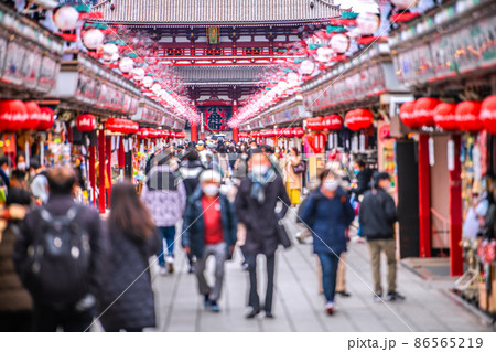 日本の東京都市景観 初7万人超全国・東京1万4086人過去最多…ステルス感染超爆発…＝26日、浅草寺 86565219