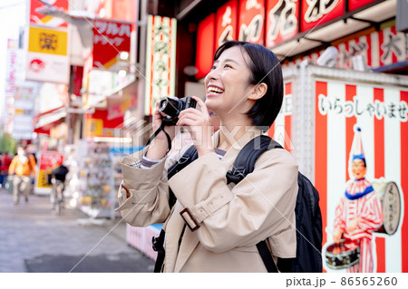 大阪観光を楽しむ女性 86565260