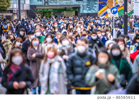 日本の東京都市景観 8万9145人全国・重症者1134人。東京1万7526人日曜最多…＝6日、渋谷 86565611