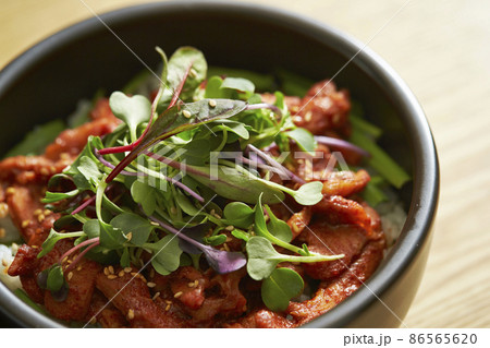 韓国料理　豚肉の甘辛炒めのどんぶり　チェユクポックム 86565620