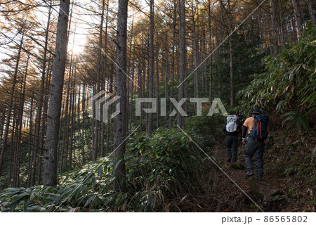 長野阿智村と岐阜中津川の間にある紅葉の時期の日本百名山の恵那山の広河原ルートの登山者 86565802