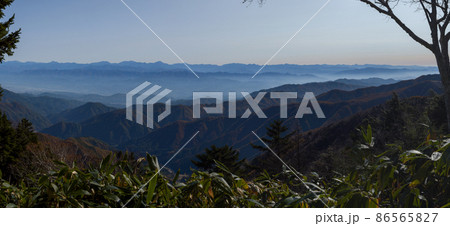 長野阿智村と岐阜中津川の間にある紅葉の時期の日本百名山の恵那山の広河原ルートから観える赤石山脈 長野阿智村と岐阜中津川の間にある紅葉の時期の日本百名山の恵那山の広河原ルートから観える赤石山脈 86565827