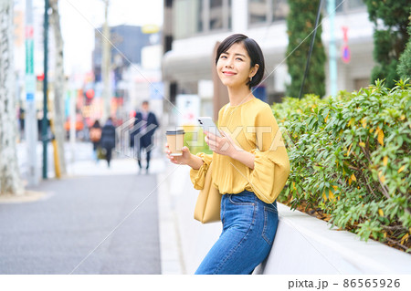 お出かけする若い女性 86565926