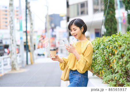 お出かけする若い女性 86565937