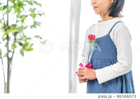 母の日にカーネーションを渡そうとしている女の子 86566073