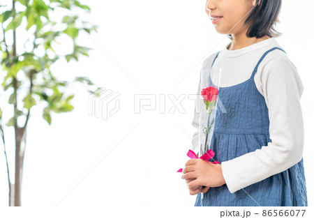 母の日にカーネーションを渡そうとしている女の子 86566077