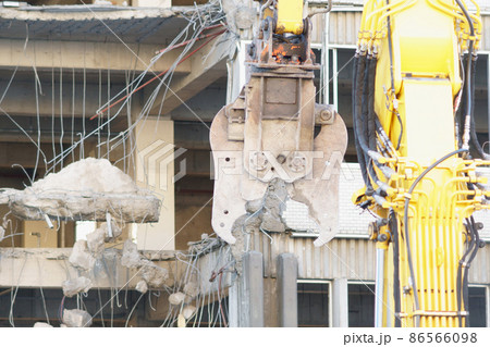 老朽化した公共建造物の解体作業をする重機 老朽化した公共建造物の解体作業をする重機 86566098