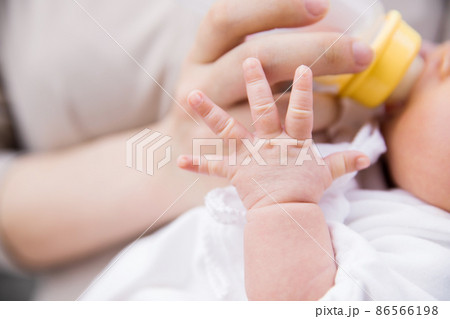 ミルクを飲む新生児 86566198