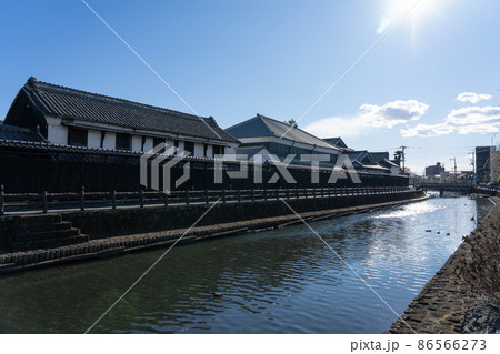 栃木県栃木市　巴波川と古い土蔵　（1月） 86566273