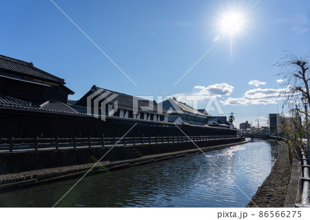 栃木県栃木市　巴波川と古い土蔵　（1月） 86566275