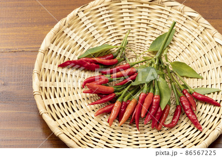 ざるに乗せた赤唐辛子 86567225