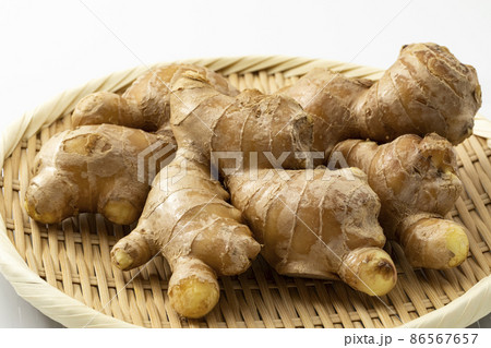 ざるに乗せた生姜_白バック 86567657