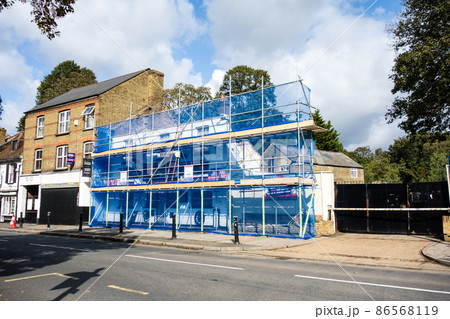 工事中の降りレンガ造りの建物　ロンドン郊外の街並み 86568119
