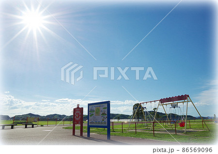 【絵画風】夏の青空と太陽と白い雲と遊具が並ぶ公園の風景 【絵画風】夏の青空と太陽と白い雲と遊具が並ぶ公園の風景 86569096
