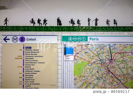 パリの地下鉄の路線案内板 (フランス) パリの地下鉄の路線案内板 (フランス) 86569217