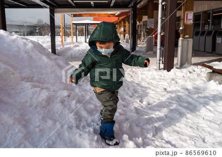 雪遊びをする子供のイメージ 男の子 女の子 雪遊びをする子供のイメージ 男の子 女の子 86569610