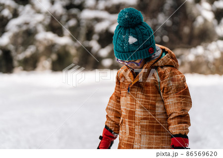雪遊びをする子供のイメージ 男の子 女の子 雪遊びをする子供のイメージ 男の子 女の子 86569620