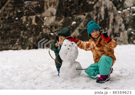 雪遊びをする子供のイメージ　男の子　女の子 86569623