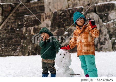 雪遊びをする子供のイメージ　男の子　女の子 86569625
