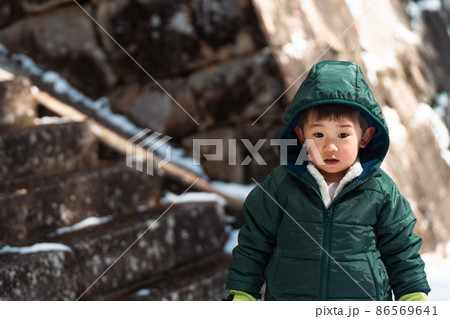 雪遊びをする子供のイメージ　男の子　女の子 86569641