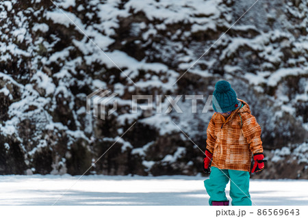 雪遊びをする子供のイメージ　男の子　女の子 86569643