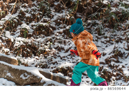 雪遊びをする子供のイメージ　男の子　女の子 86569644
