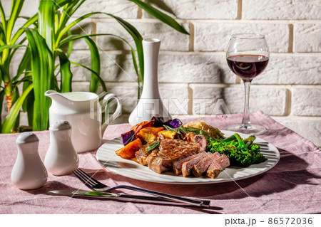 Beef steak with broccolini and potatoes 86572036